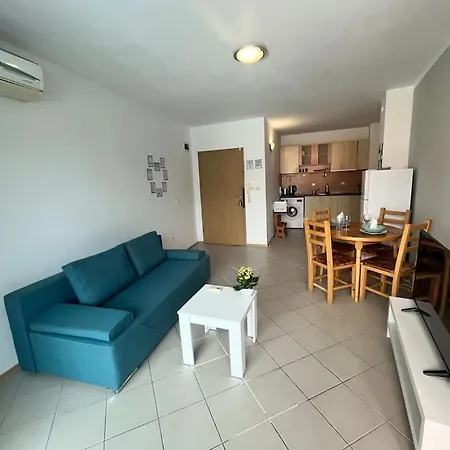 Large In Sunny Apartment *